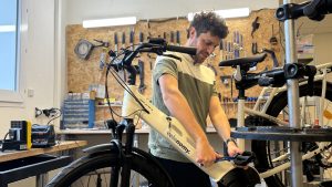 Révision d'un vélo à assistance électrique dans l'atelier de Velonomy
