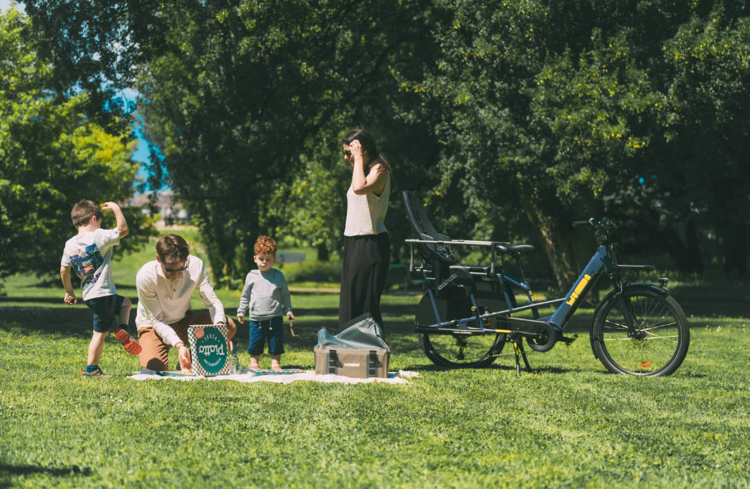famille en vélo cargo
